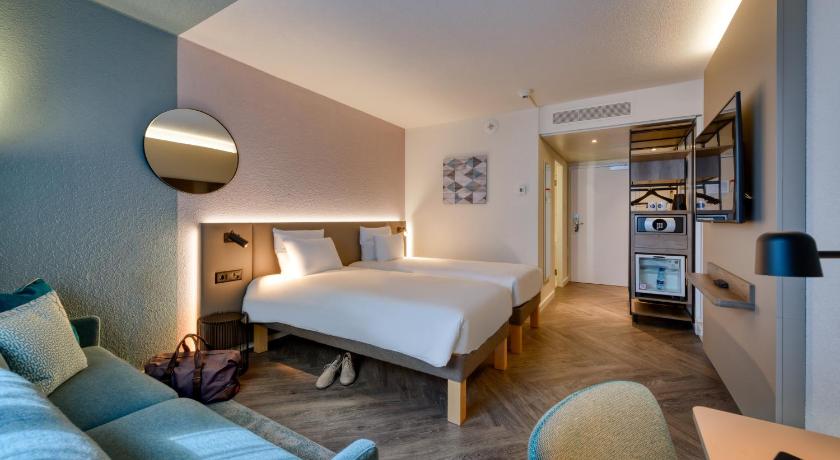 Image of Superior room with two separate beds and sofa 0