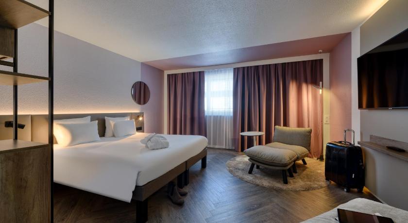 Image of Suite with double bed and sofa, two separate ro oms 4