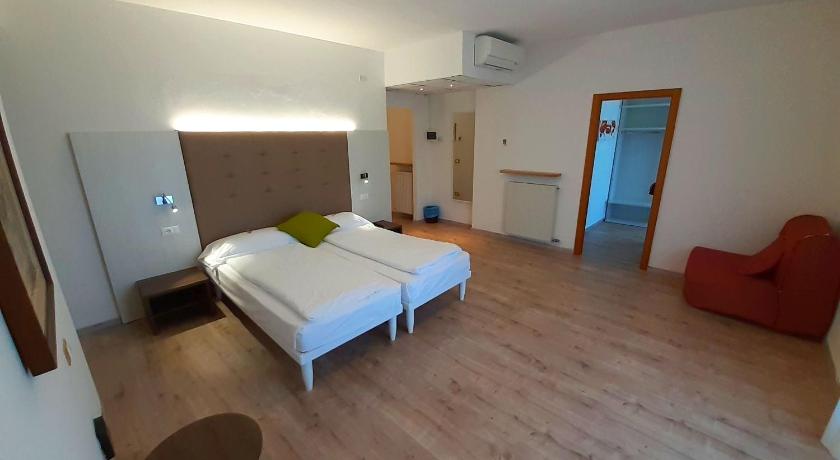 Image of Deluxe Family Room 4