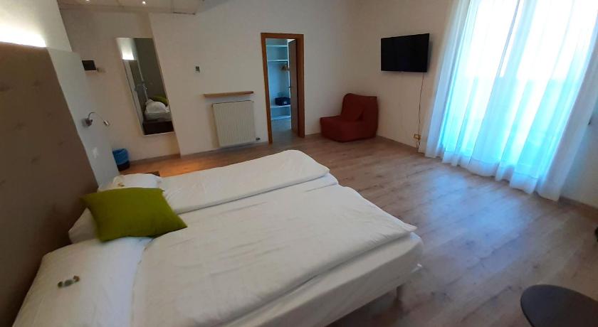 Image of Deluxe Family Room 7