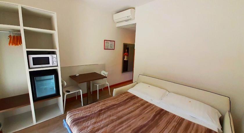 Image of Family Room with Garden View 7