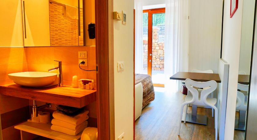 Image of Deluxe Twin Room with Lake View 12