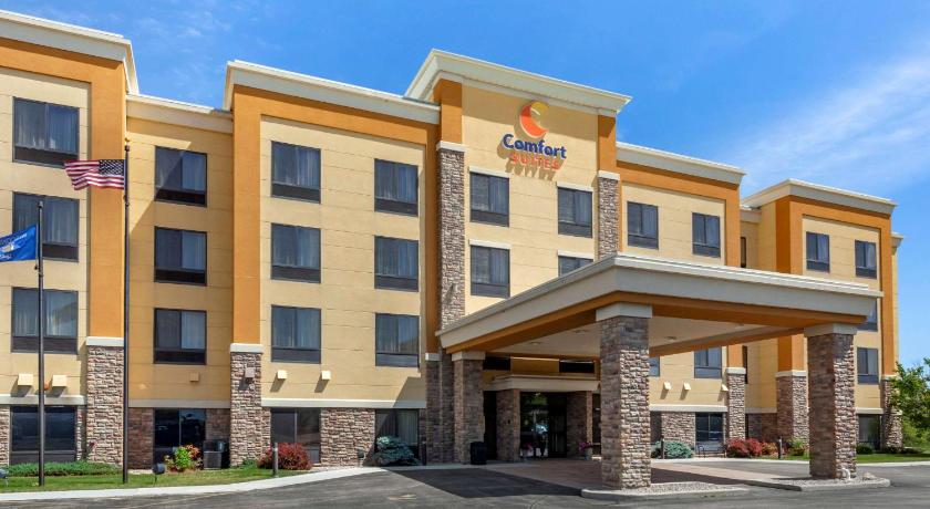 Comfort Suites Oshkosh photo