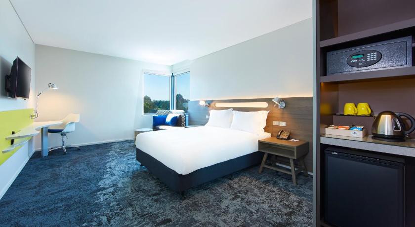Image of 1 Queen Standard Walk in Shower with Free Breakfast 0