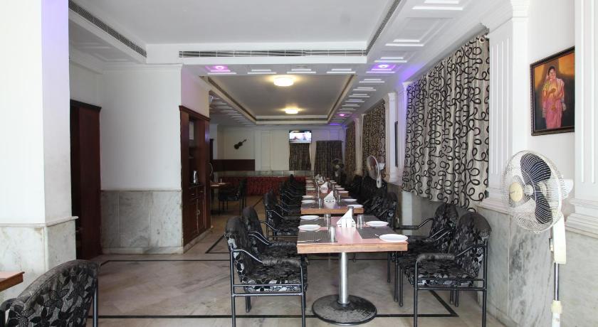 Hotel Saaket Residency - Hotel in Daba Gardens