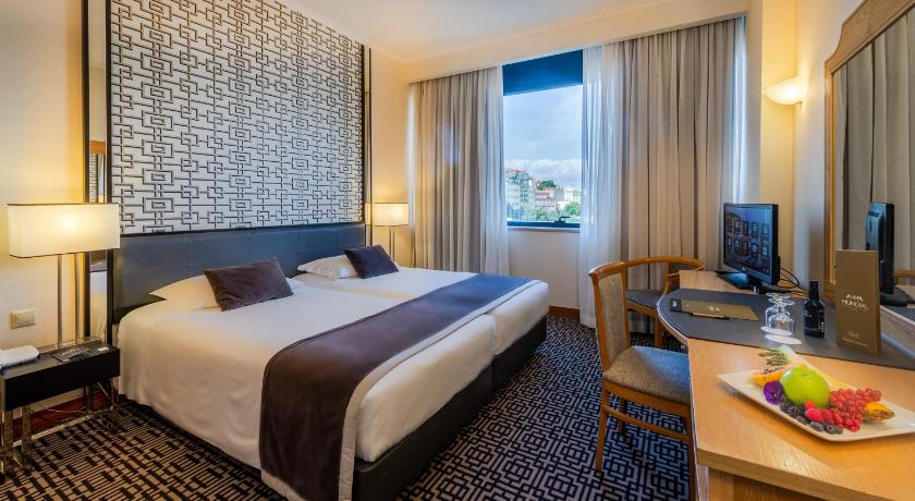 Lisbon Hotel Mundial 4-Star Hotel pool