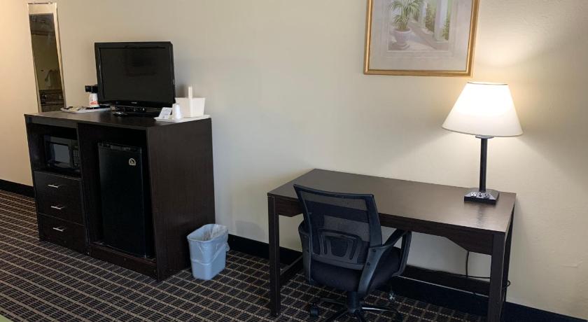 Quality Inn and Suites Pensacola Bayview