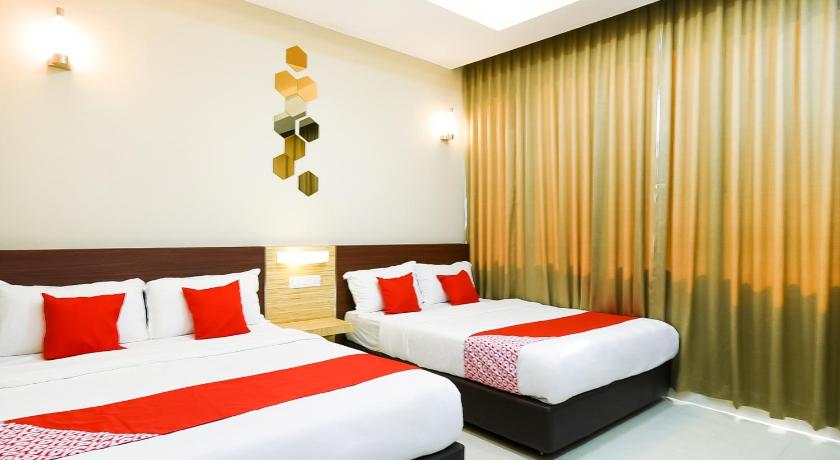 a hotel room with two beds and two lamps, OYO 1023 La Mirina Boutique Inn in Miri