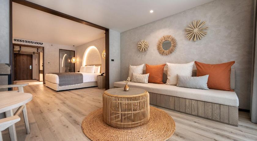 Image of Mini Suite with King Bed and Pool Access 4