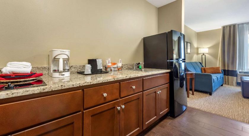 Image of 1 King Bed, Suite, Nonsmoking, Accessible 7