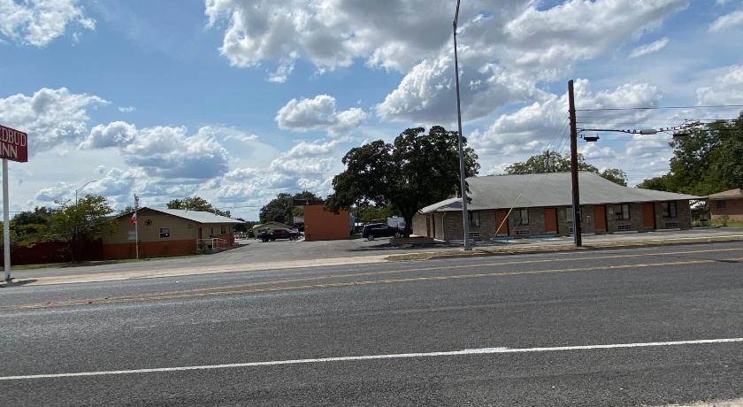 Redbud Inn photo