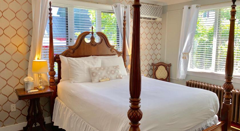Ivy Manor Inn Village Center photo