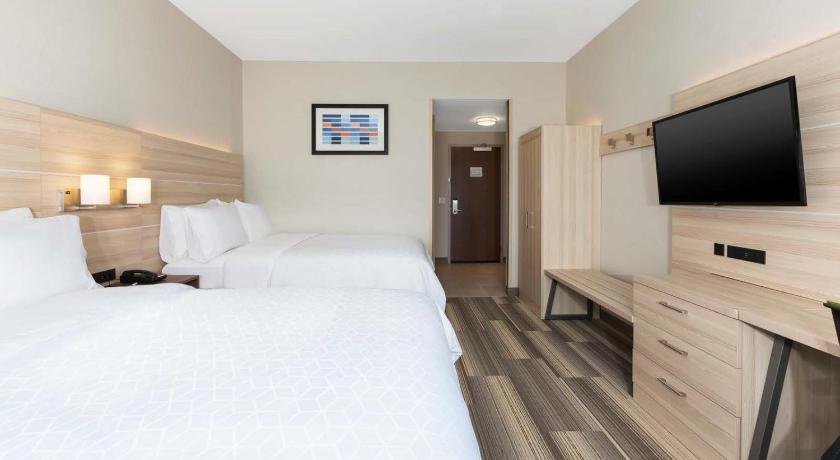 Holiday Inn Express and Suites Grand Rapids Airport- South