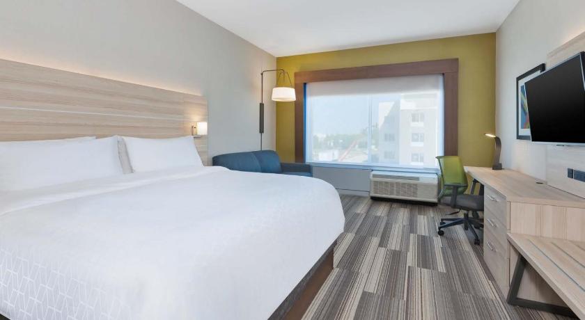 Holiday Inn Express and Suites Grand Rapids Airport- South