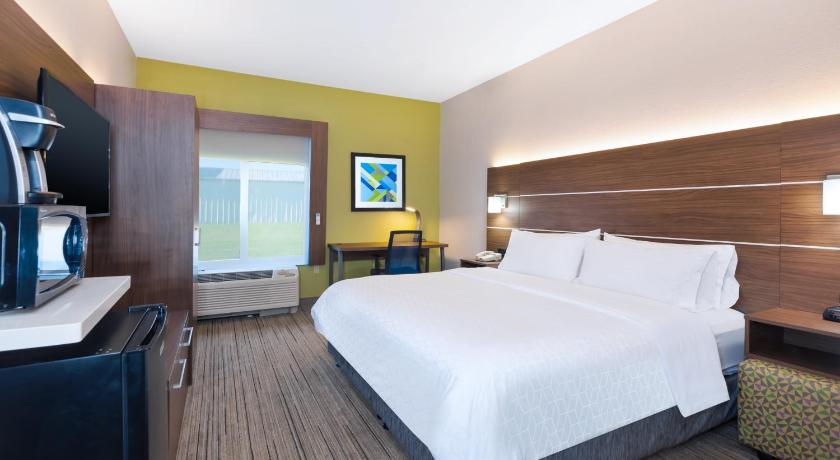 Holiday Inn Express and Suites Three Rivers