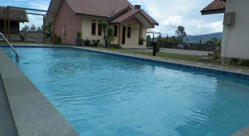 a house with a pool and a swimming pool, Villa Mandalawangi in Bandung