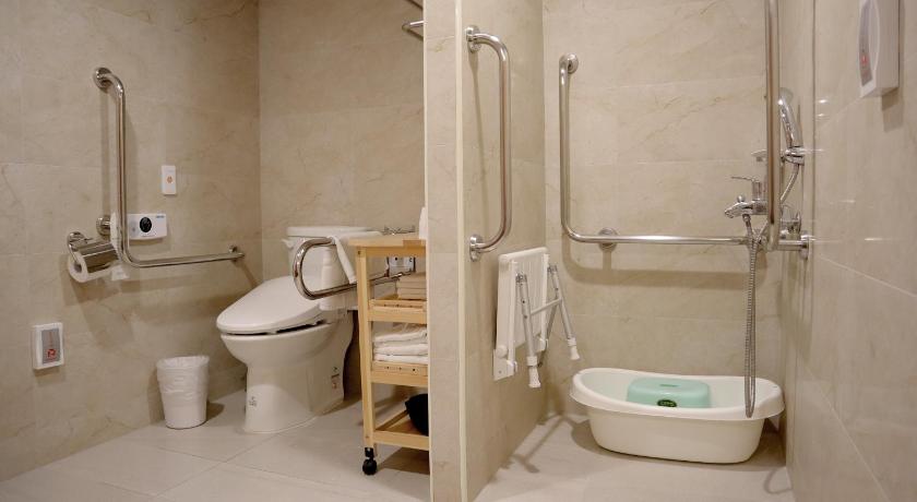 Image of Queen Accessible Family Room 7