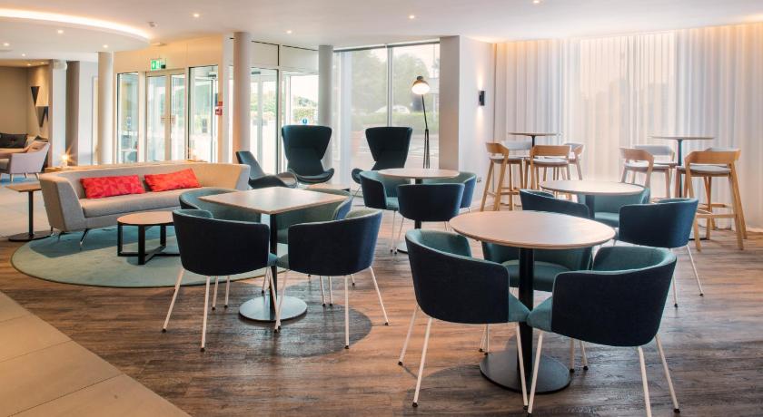 Holiday Inn Express Oxford Kassam Stadium photo