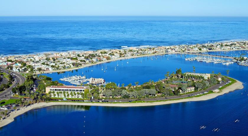 a large body of water with palm trees, Bahia Resort Hotel in San Diego (CA)
