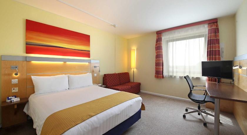 Holiday Inn Express London - Newbury Park