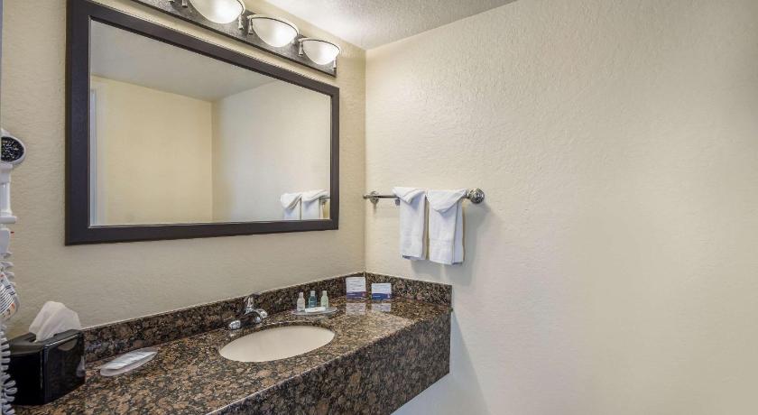 Clarion Inn & Suites Clearwater Central