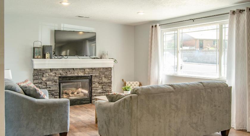 Never Stop Exploring- 3 bedroom 2 bath home of duplex, close to Zion, Bryce, and Brianhead — Hotel in Cedar City (UT)