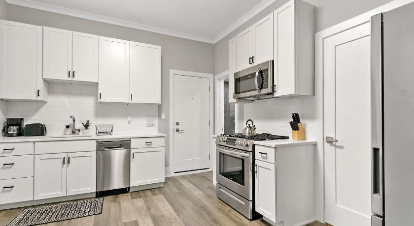 Comfy & Stylish 2BR & 1BA in West Town - Erie 1R photo