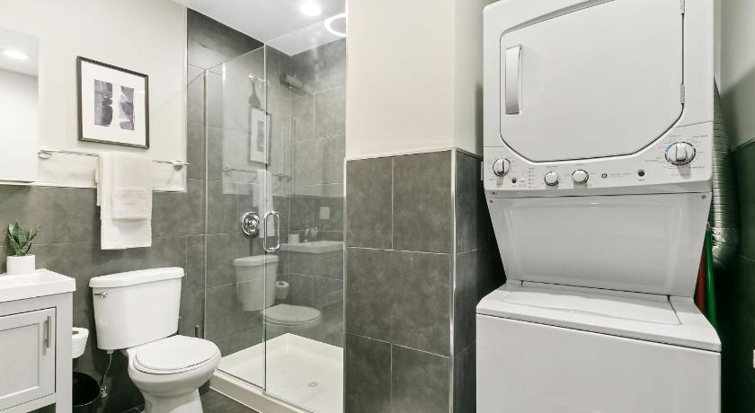Comfy & Stylish 2BR & 1BA in West Town - Erie 1R photo
