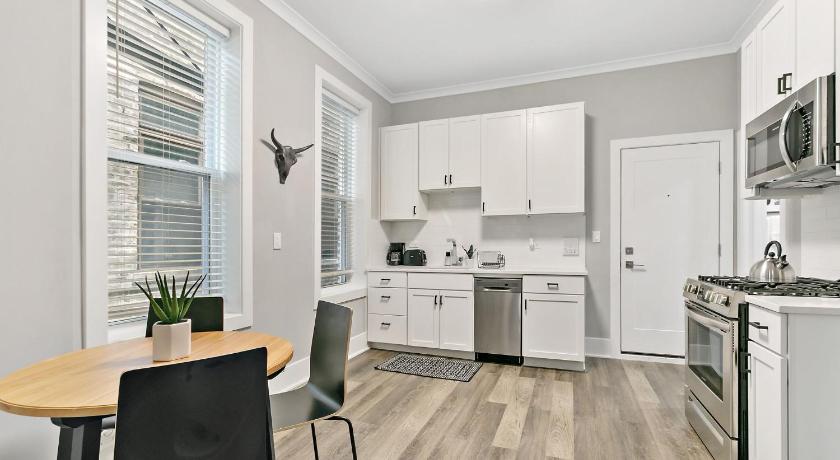 Comfy & Stylish 2BR & 1BA in West Town - Erie 1R photo