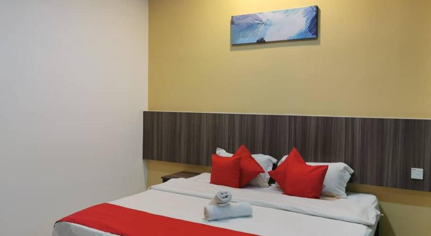 a hotel room with two beds and two lamps, Hotel Ideal Senawang in Seremban