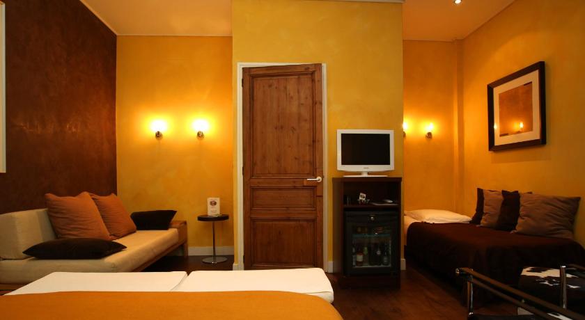 Image of Superior Triple Queen Room 8