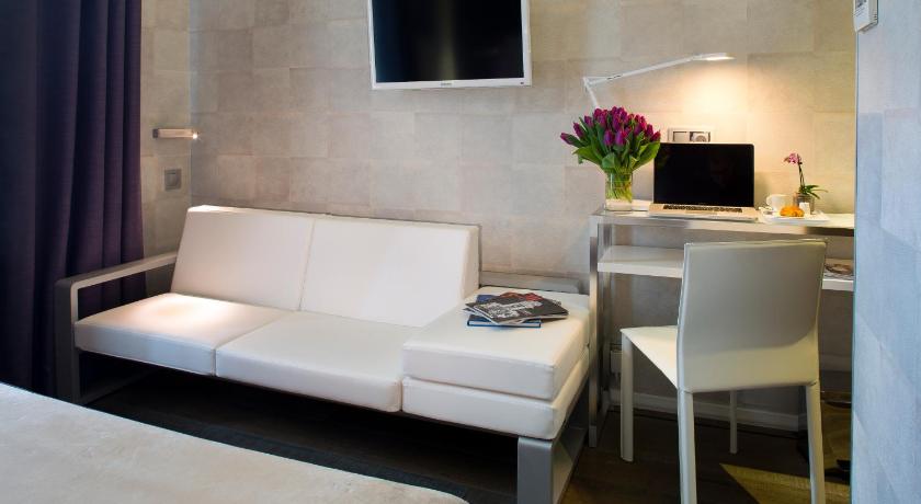 Image of Superior Triple Queen Room 9