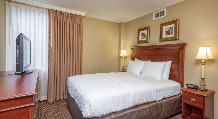 Clarion Collection Hotel Arlington Court Suites