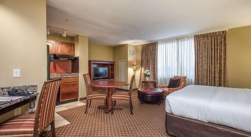 Clarion Collection Hotel Arlington Court Suites