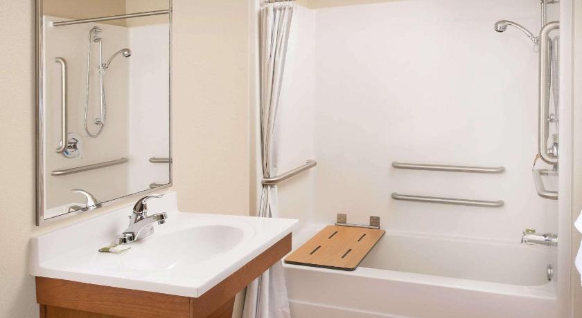WoodSpring Suites Cincinnati Fairfield photo