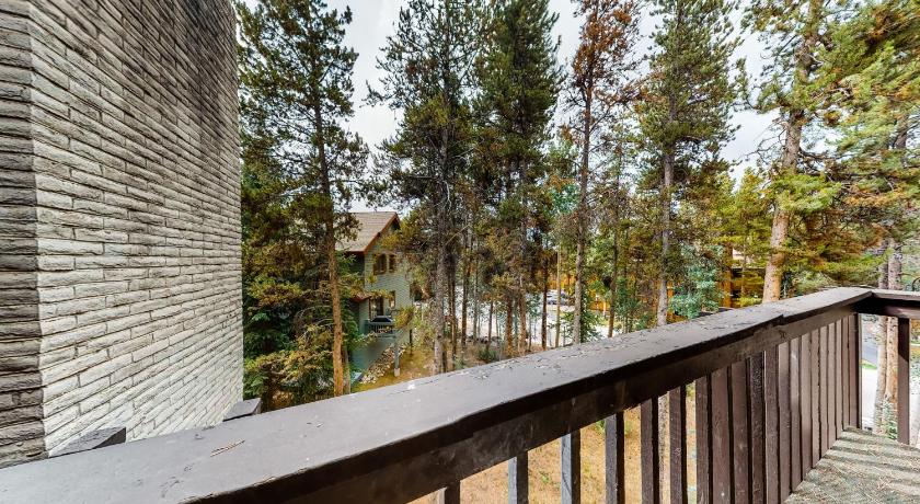 a bird perched on top of a wooden fence, Tamarisk Treehouse in Breckenridge (CO)