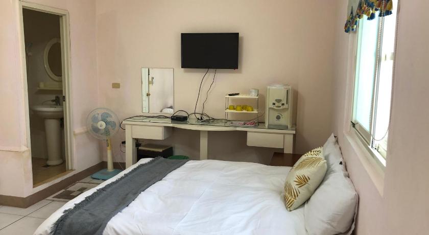 a bedroom with a bed and a television, Chia Yun Homestay in Yilan