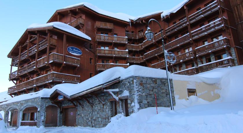 a large building with a ski lift on top of it, Balcons Appartements Val Thorens Immobilier in Saint-Martin-de-Belleville
