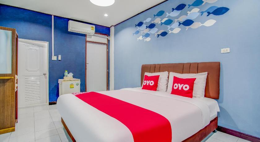 a bedroom with a large bed and a large window, OYO 428 Pha Mansion  in Chachoengsao