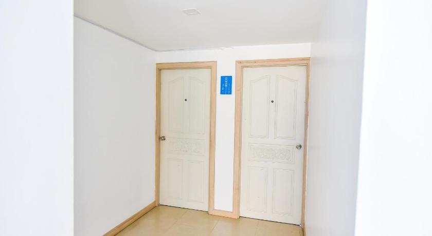 a room with a white wall and a blue floor, OYO 394 Nana Beach Cha Am in Hua Hin / Cha-am