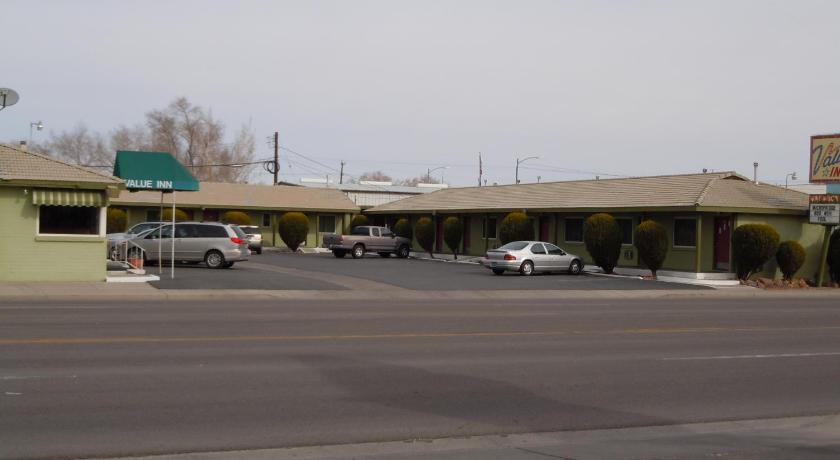 a street scene with cars parked on the side of the road, Value Inn in Fallon (NV)