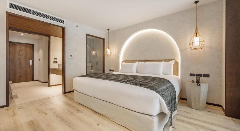 Image of Deluxe Sea View King Room 8