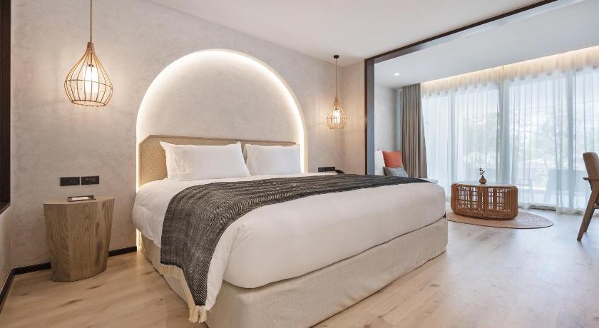Image of Deluxe Sea View King Room 3