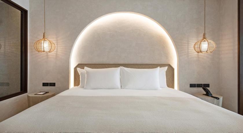 Image of Deluxe Beachfront King Room 11