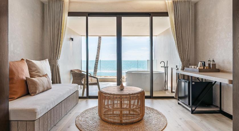 Image of Deluxe Beachfront King Room 1
