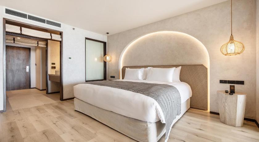Image of Beachfront Mini Suite King Room 5