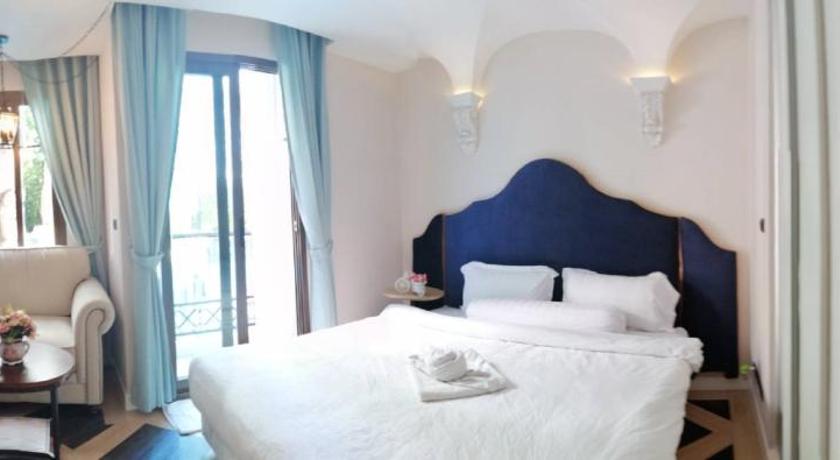 Espana Condo by Som photo