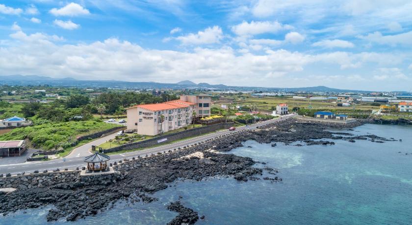 a large building with a view of the ocean, Kensington Resort Jeju Hanlim in Jeju