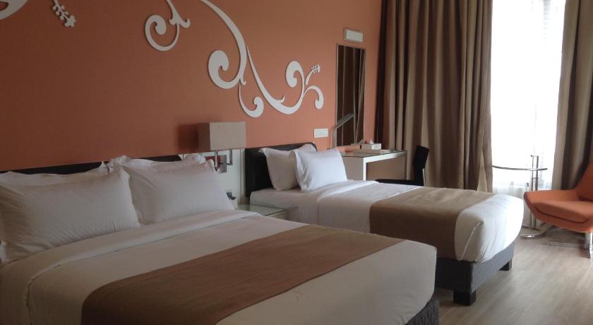 Image of Deluxe Room with Balcony 4