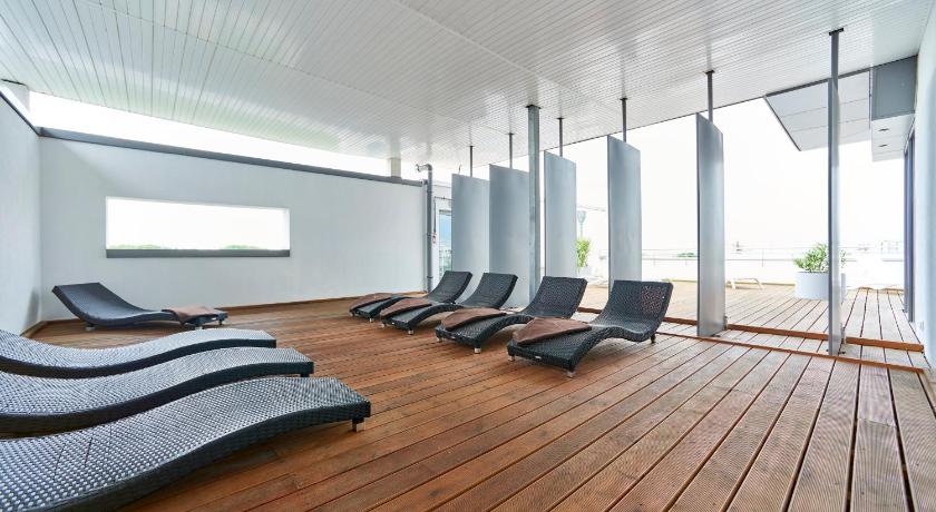 베를린 홀리데이 인 베를린 에어포트 - 컨퍼런스 센터 바이 IHG (Holiday Inn Berlin Airport - Conference Centre By IHG) 4성급 호텔 외관